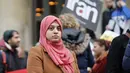 Seorang demonstran saat mengikuti aksi protes  menentang ancaman perang dengan Iran, di London, Inggris (11/1/2020). (AFP/Tolga Akmen)