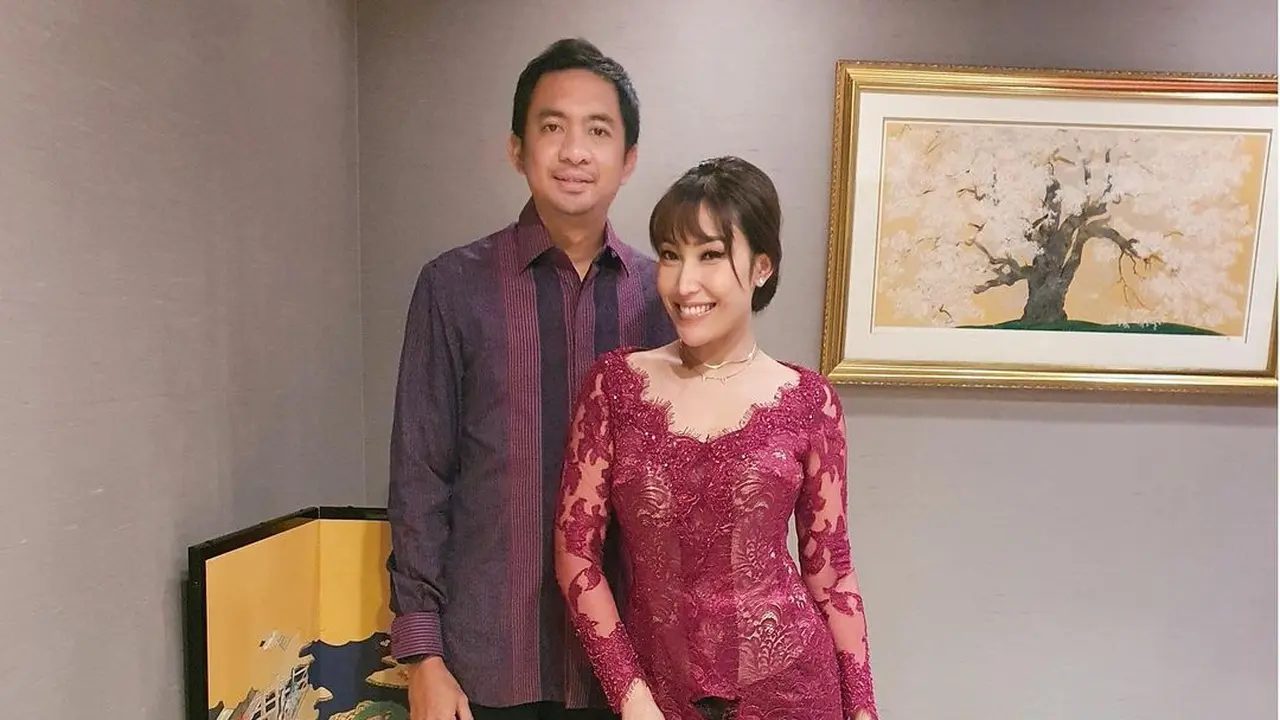 7 Potret Mesra Ayu Dewi dan Regi Datau, Selalu Tampil Harmonis