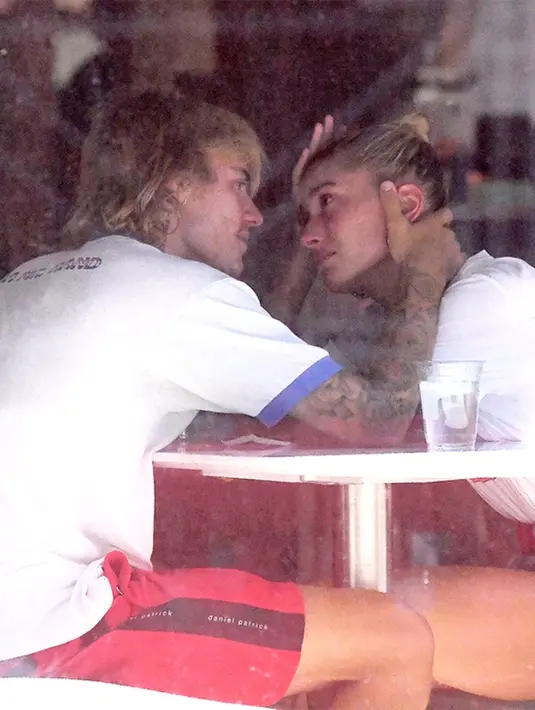 "Hailey selalu merasa diantui Selena. Hailey takut Selena akan kembali untuk Justin dan mungkin malah kembali berhubungan," ujar sumber.(Splash News - splashnews.com)