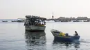 Para nelayan pergi menangkap ikan di sebuah pelabuhan Gaza City, 13 Agustus 2020. Otoritas Israel pada 12 Agustus 2020 waktu setempat mengumumkan larangan pengiriman bahan bakar ke Gaza dan mempersempit zona penangkapan ikan nelayan Gaza dari 15 menjadi delapan mil laut. (Xinhua/Rizek Abdeljawad)