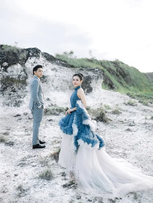 Jessica Jane tampil begitu anggun dalam balutan gaun indah rancangan @gianinadeboraofficial & @gianinadebora. Gaun ini memadukan warna biru royal pada bagian atas dengan detail ruffle dramatis, berpadu sempurna dengan rok berbahan tulle putih yang mengembang, menciptakan siluet bak putri dalam kisah dongeng klasik. [@jessicajane99].
