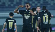 Pemain Dewa United, Alex Martins, melakukan selebrasi setelah mencetak gol ke gawang Borneo FC dalam pekan ke-22 BRI Super League 2025/2026 di Stadion Indomilk Arena, Tangerang, pada Minggu (22/2/2026). (Bola.com/M Iqbal Ichsan)