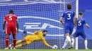 Pemain Chelsea Jorginho (kanan) gagal melakukan tendangan penalti ke gawang Liverpool pada pertandingan Liga Premier Inggris di Stadion Stamford Bridge, Minggu (20/9/2020). Liverpool menang 2-0 lewat gol Sadio Mane. (AP Photo/Matt Dunham, Pool)