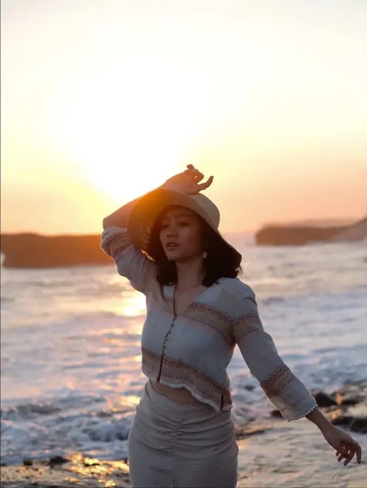 Penampilan stylish dari Febby ini pun seringkali menjadi trendsetter di kalangan anak muda. Ia pun kerap menuai pujian berkat gaya OOTD-nya. (Liputan6.com/IG/febbyrastanty)