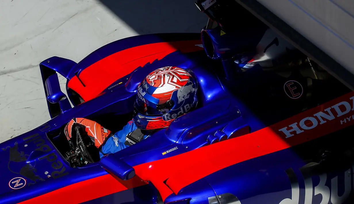 Pembalap MotoGP asal Spanyol Marc Marquez membawa mobil balap Formula 1 selama uji coba di Spielberg, Austria (5/6). Mobil Formula 1 yang dibawa Marquez merupakan milik tim Scuderia Toro Rosso. (AFP Photo/Apa/Erwin Scheriau)