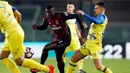 Penyerang AC Milan, M'Baye Niang, melewati hadangan pemain Chievo pada laga Serie A di Stadion Bentegodi, Verona, Minggu (16/10/2016). Milan menang 3-1 atas Chievo. (Reuters/Alessandro Garofalo)