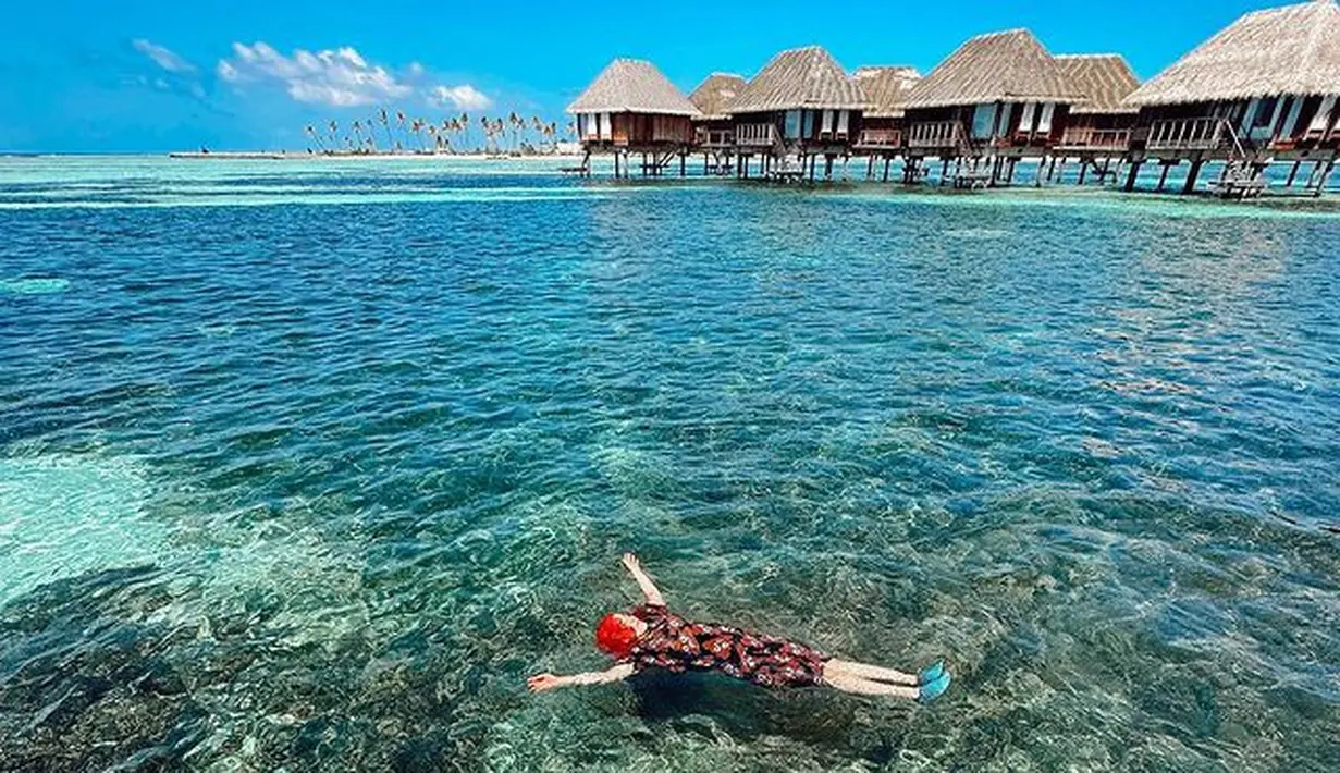 Keseruannya benar-benar terlihat, tanpa ragu ia menampilkan kebahagiaanya berenang di laut lepas Maldives. [Foto: Instagram/ Tasya Farasya]