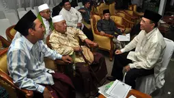 Ketua Umum PPP Suryadharma Ali berbincang dengan para ulama saat menghadiri Silaturahmi Nasional Alim Ulama se-Indonesia di Jakarta, Kamis (23/10/2014). (Liputan6.com/Miftahul Hayat)