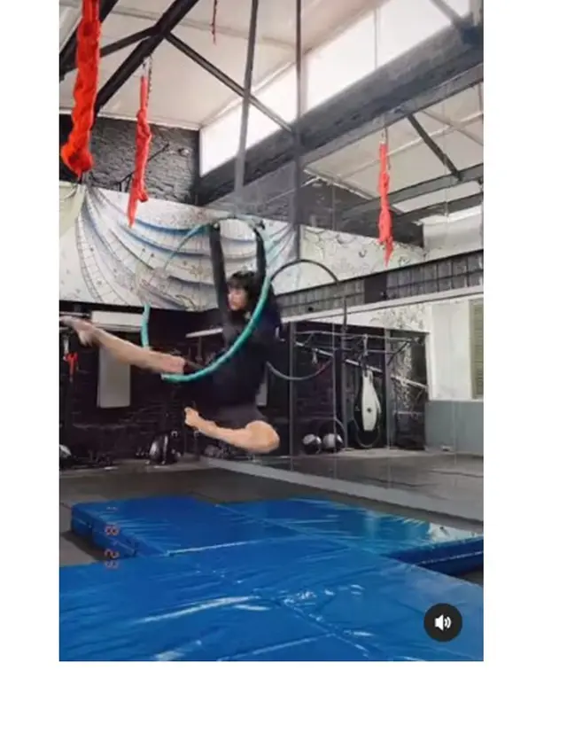8 Potret Fuji An Jalani Olahraga Aerial Hoops, Banjir Pujian