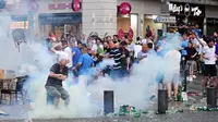 Para pendukung Inggris terlibat bentrok dengan polisi di Marseille, Jumat (10/6/2016). (AFP/Leon Neal)