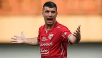 Reaksi pemain Persija Jakarta, Ondrej Kudela saat laga lanjutan BRI Liga 1 2022/2023 antara Persija Jakarta melawan PSIS Semarang di Stadion Wibawa Mukti, Cikarang, Kamis (16/03/2023). (Bola.com/Bagaskara Lazuardi)