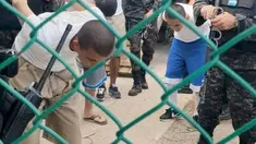 Anggota Polisi Militer untuk Ketertiban Umum (PMOP) memindahkan lebih dari 800 anggota geng Mara Salvatrucha (MS-13) ke penjara keamanan maksimum La Tolva, di kotamadya Moreceli , departemen El Paraiso, Honduras, pada 11 Juli 2023. (HANDOUT/HONDURAS MILITARIZED POLICE/AFP)