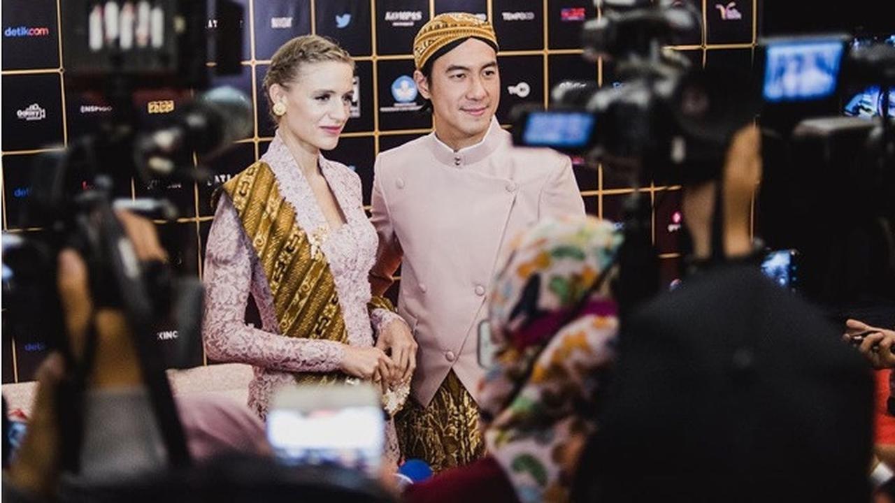 7 Potret Daniel Mananta dan Istri Kompak Pakai Baju Adat Jawa, Banjir Pujian