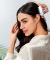 Rambut yang kering bukan hanya terasa kasar dan kusut, tapi juga lebih mudah patah, sulit diatur, dan cenderung kehilangan kilaunya. (foto/dok: freepik)
