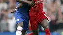 Penyerang Liverpool, Sadio Mane menggiring bola dari kawalan gelandang Chelsea, N'Golo Kante selama pertandingan lanjutan Liga Inggris di Stadion Stamford Bridge, London (22/9/2019). Liverpool menang tipis atas Chelsea 2-1. (AP Photo/Frank Augstein)
