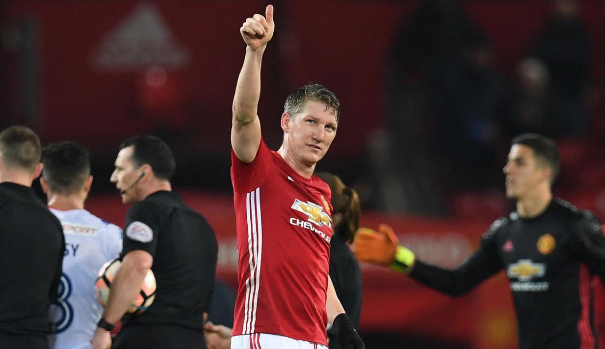 Gelandang asal Jerman, Bastian Schwensteiger yang telah pensiun pada Januari 2020 bersama klub MLS, Chicago Fire pernah didatangkan Manchester United pada awal musim 2015/2016 dari Bayern Munchen. MU menebusnya senilai 22 juta euro dan bertahan hanya 2 musim. Ia total bermain dalam 35 laga di semua kompetisi untuk Setan Merah dengan torehan 2 gol dan 2 assist. (AFP/Paul Ellis)