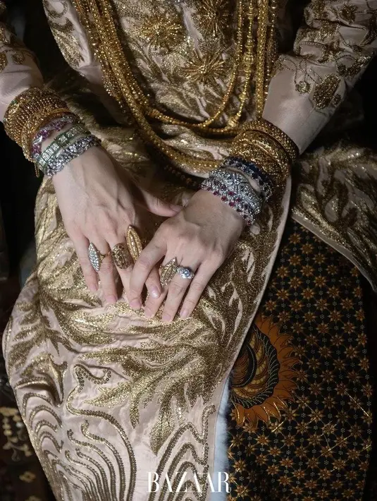 Gaun pengantin tersebut tampak dipadukan kain batik truntum garuda dan beberapa perhiasan emas. [@bazaarthailand].