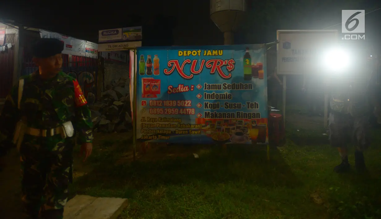 Petugas gabungan melakukan razia ke sebuah depot jamu yang ada di kawasan Duren Sawit, Jakarta, Jumat (25/5). Razia tersebut terus dilakukan selama bulan suci Ramadan 1439 Hijriyah. (Merdeka.com/Imam Buhori)