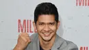 Bintang laga, Iko Uwais memamerkan gerakan pencak silat ketika menghadiri acara gala premier film Mile 22 di Los Angeles, Kamis (9/8). Iko Uwais tampil dalam balutan setelan jas abu-abu yang dipadukan dengan kaus warna gelap. (AFP PHOTO / Mark RALSTON)