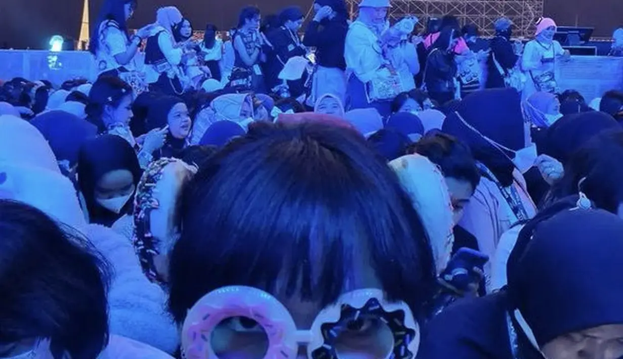 Dinda semakin totalitas mengenakan kacamata dan ikatan rambut donut.  Credit: Instagram/(@dindakanyaa)