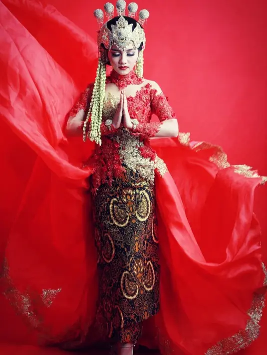 Lala Widy tampil cantik dengan kebaya berwarna merah adat Sunda. Lengkap dengan siger dan bunga melati, penampilannya pun terlihat memukau dan totalitas. Pedangdut ini terlihat bak wanita Sunda. (Liputan6.com/IG/@lala__widy)