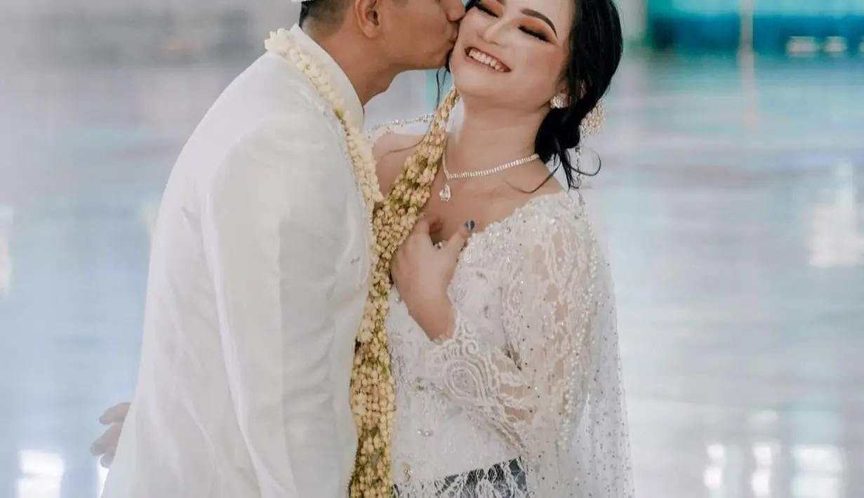 Akad nikah Rendy Kusdiana dan Natasya berlangsung khidmat di salah satu masjid. [Foto: IG/rendykusdianaa].