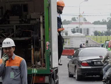 Petugas PLN mendatangi Istana Bogor untuk melakukan pengecekan trafo secara rutin , Jawa Barat, Rabu (403/2015). PLN Bogor berencana menambah dua penyulang dengan kapasitas 20KV untuk mendukung kinerja Presiden Joko Widodo.(Liputan6.com/Andrian M Tunay)