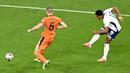 Ollie Watkins yang masuk sebagai pemain pengganti muncul menjadi pahlawan kemenangan Inggris lewat gol yang ia ciptakan di masa injury time babak kedua. (INA FASSBENDER / AFP)
