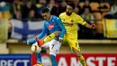 Pemain Villarreal, Jaume Costa (kanan), berebut bola dengan pemain Napoli, Jose Maria Callejon, pada laga leg pertama 32 besar Liga Europa di Stadion Camp El Madrigal, Jumat (19/2/2016) dini hari WIB. (AFP/Jose Jordan)