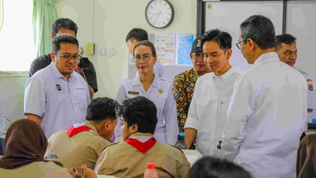 Wakil Presiden (Wapres) Terpilih Gibran Rakabuming Raka saat hadir dalam uji coba makan bergizi gratis di SMAN 70 Jakarta Selatan.