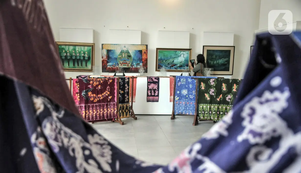 Pengunjung mengambil gambar karya yang dipamerkan di Ruang Galeri Seni, Taman Ismail Marzuki (TIM), Cikini, Menteng, Jakarta Pusat, Rabu (8/6/2022). Dinas Kebudayaan Provinsi DKI Jakarta bersama PT Jakarta Propertindo menyelenggarakan Pameran Karya Seni yang berlangsung hingga 30 Juni 2022. (merdeka.com/Iqbal S. Nugroho)