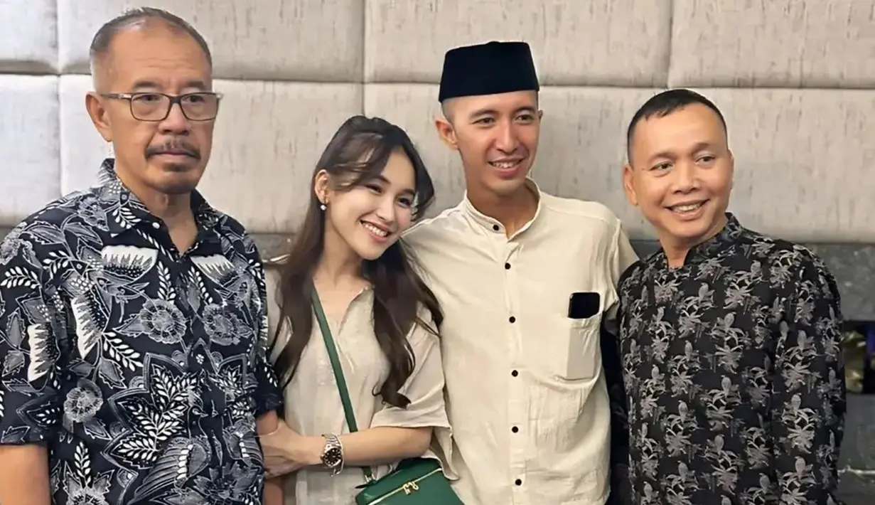 Ayu Ting Ting dan Muhammad Fardhana juga buka bersama dengan keluarga beberapa waktu lalu. Pasangan ini tampil selaras dengan busana senada. Bikin netizen salut, meski sudah menggelar lamaran pada Februari, namun pasangan ini tak terlalu mengekspose dan mengumbar foto kebersamaan di media sosial kecuali diunggah oleh penggemar atau keluarga. (Liputan6.com/IG/@muhamadfardhana)