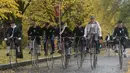 Para penggemar sepeda mengenakan kostum sejarah sambil mengendarai Penny Farthing atau dikenal sebagai sepeda roda tinggi selama kompetisi tradisonal 'One Mile Race' di Praha, Republik Ceko pada 3 November 2018. (Photo by Michal CIZEK / AFP)