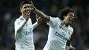 Pemain Real Madrid, Marco Asensio (kiri) merayakan gol bersama rekannya, Marcelo saat melawan Las Palmas pada laga La Liga Santander di Santiago Bernabeu stadium, Madrid, (5/11/2017). Real Madrid menang 3-0. (AP/Francisco Seco)