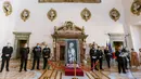 Lukisan seniman Inggris Banksy yang menggambarkan sosok perempuan muda dengan ekspresi sedih dikembalikan ke Duta Besar Prancis untuk Italia, Christian Masset (keempat kanan) setelah dicuri selama upacara di Kedutaan Besar Prancis di Roma (14/7/2020). (AP/Photo/Domenico Stinellis)