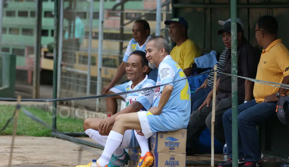 Mantan pemain Timnas Indonesia, Zulkarnaen Lubis (kiri) dan rekannya menanti giliran bermain pada laga persahabatan di Stadion Soematri Brojonegoro, Jakarta (19/4/2017). Pertandingan ini untuk meramaikan HUT PSSI ke-87. (Bola.com/Nicklas Hanoatubun)