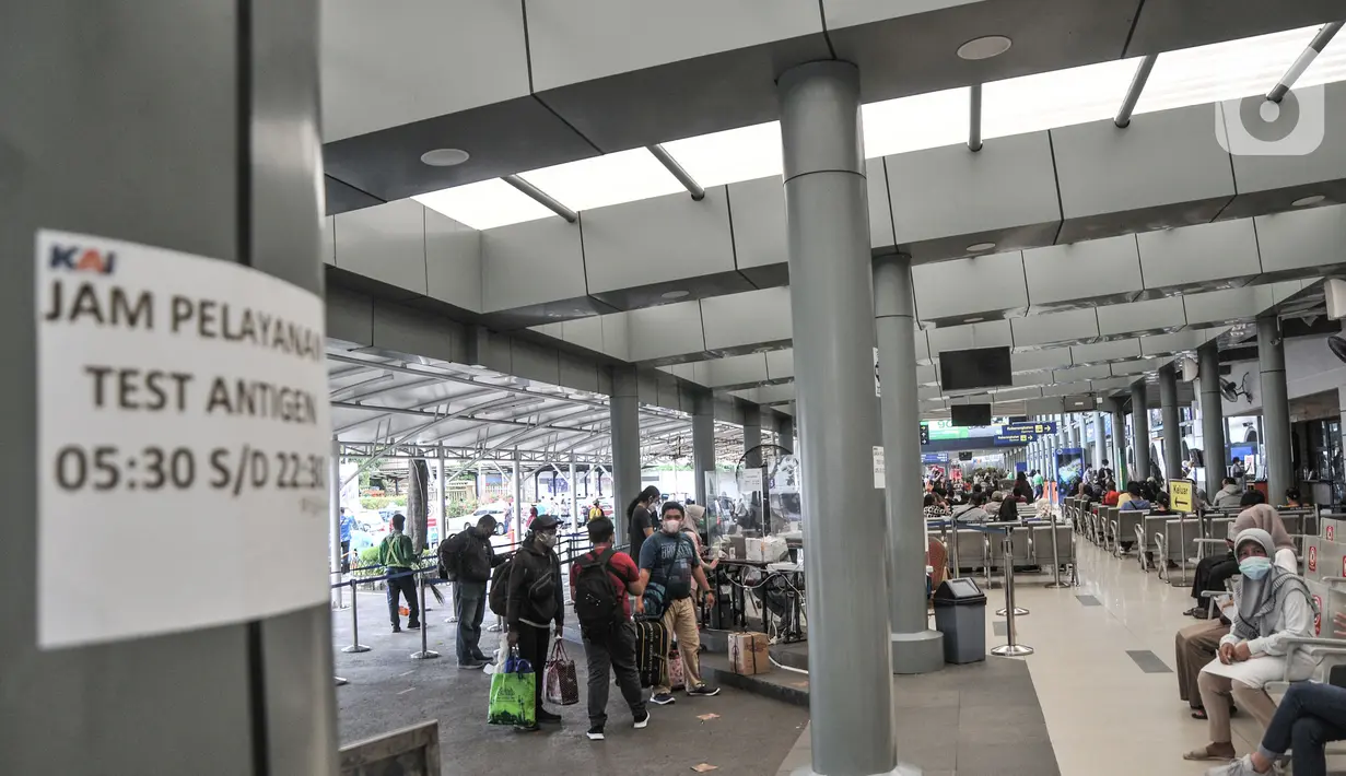 Calon penumpang melakukan pendaftaran tes antigen di Stasiun Pasar Senen, Jakarta, Senin (3/1/2022). PT KAI (Persero) menurunkan tarif tes antigen di stasiun bagi penumpang KA jarak jauh menjadi Rp35 ribu dari harga sebelumnya Rp45 ribu. (merdeka.com/Iqbal S. Nugroho)