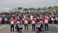 Pebalap Honda Racing Team di MotoGP Joan Mir dan Luca Marini, didampingi pebalap Astra Honda Racing Team dan 500 bikers Honda PCX berfoto bersama di Astra Honda Safety Riding and Training Center Deltamas pada Sabtu, 1 Februari 2025. (Dok. AHM)