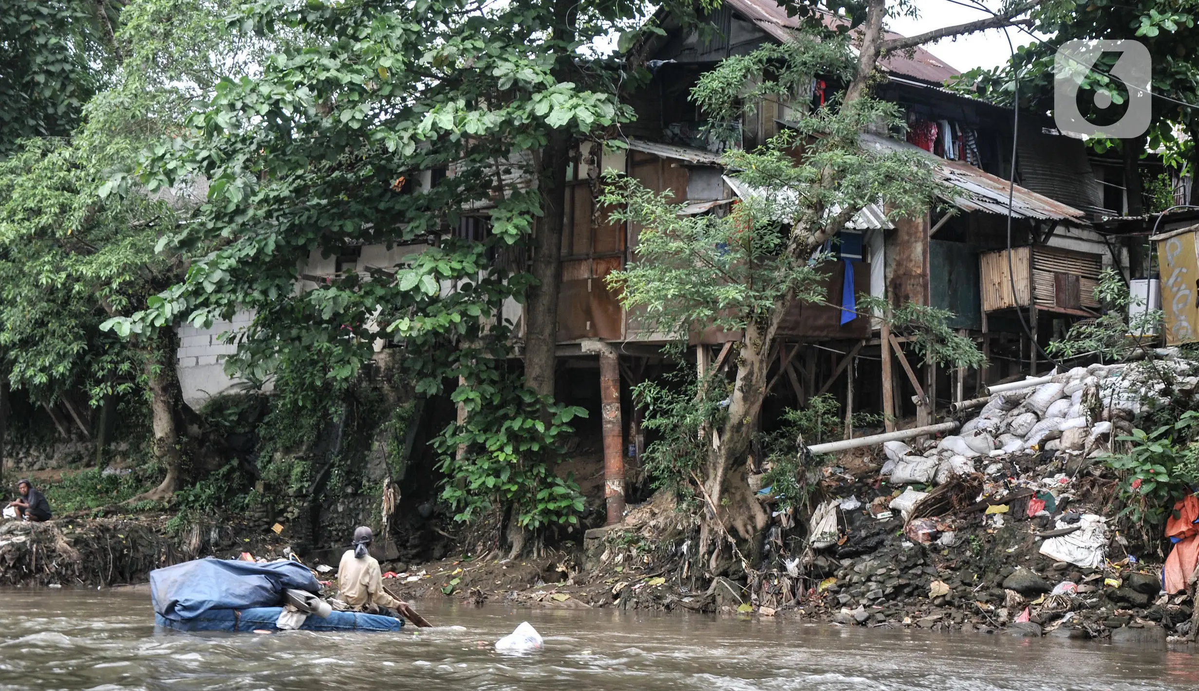 Aktivitas Warga di Bantaran Kali Ciliwung - Foto Liputan6.com