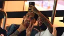 Pemain PSG, Neymar dan Leandro Paredes, melakukan swafoto saat menyaksikan pertandingan antara PSG melawan Metz pada laga Liga Prancis di Stadion Parc des Princes, Kamis (17/9/2020). Akibat pertikaian di laga melawan Marseille, Neymar dihukum larangan dua pertandingan. (AFP/Franck Fife)