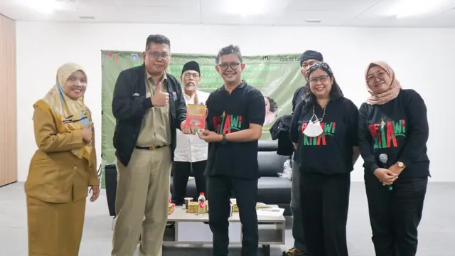 Pemberian buku dan kenang-kenangan kepada PDS HB Jassin.