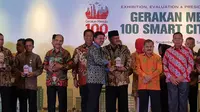 Menkominfo Johnny G. Plate berfoto bersama Wali Kota dan Kabupaten yang menerapkan konsep smart city di seluruh Indonesia dalam acara Gerakan Menuju 100 Smart City di Jakarta, Rabu (6/11/2019). (Liputan6.com/ Agustin Setyo W).