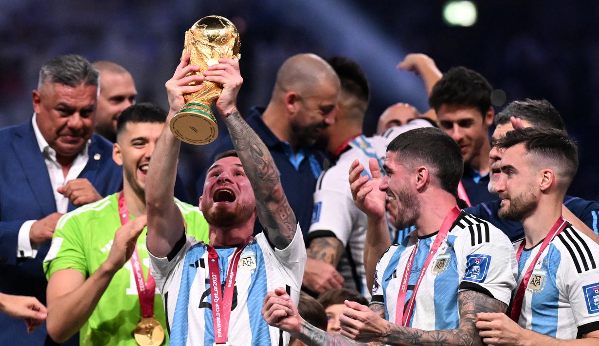 Gelandang yang tahun lalu mengangkat trofi Piala Dunia bersama Timnas Argentina ini dipastikan akan jadi pemain baru Liverpool di bursa transfer musim panas 2023 ini dan hanya perlu melakoni tes medis untuk merampungkan kepindahannya. (AFP/Kirill Kudryavtsev)