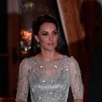 Duchess of Cambridge, Kate Middleton dan suaminya, Pangeran William tiba untuk makan malam di di Kedutaan Besar Inggris di Paris (17/3). Kate dan William juga akan bertemu Presiden Prancis, Francois Hollande. (AFP Photo/Pool/Eric Feferberg)