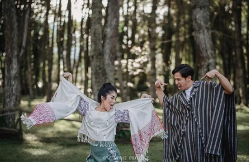 Tarra Budiman dan Gya Sadiqah melakukan sesi foto prewedding. (Instagram/tarrabudiman)