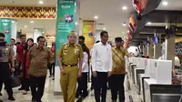 Presiden Jokowi didampingi Menhub, Seskab, dan Gubernur Lampung meninjau Terminal Baru Bandara Radin Inten II, di Bandar Lampung, Lampung, Jumat (8/3) pagi. (Foto: Deny S/Humas)