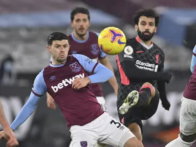 Penyerang Liverpool, Mohamed Salah (kanan) mencetak gol pembuka ke gawang  West Ham United pada lanjutan pekan ke-21 Liga Inggris 2020/2021 di London Stadium, Minggu (31/1/2021) malam WIB. West Ham dipaksa bertekuk lutut oleh Liverpool dengan skor 1-3. (Justin Setterfield/Pool via AP)