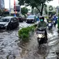 Sejumlah kendaraan melintasi trotoar untuk menghindari banjir di Jalan Kemang Raya, Jakarta Selatan, Kamis (3/11/2022). Hujan deras sekitar dua jam lebih menyebabkan Jalan Kemang Raya digenangi banjir sekitar 30 cm sehingga benyak kendaraan tidak dapat melintas. (merdeka.com/Arie Basuki)