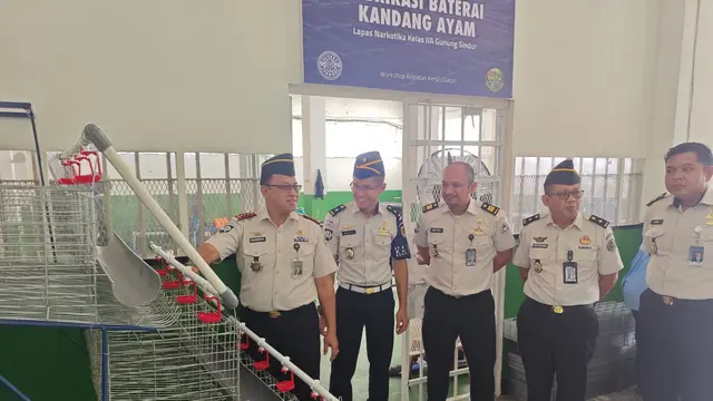 Kepala Lapas Narkotika Kelas IIA Gunung Sindur Bambang Widjanarko melihat langsung kandang baterai karya warga binaan.