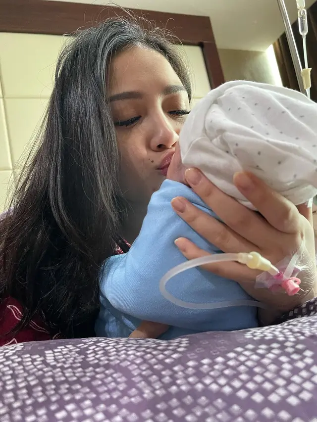 6 Potret Perdana Nagita Slavina dan Raffi Ahmad Gendong Putra Keduanya, Bikin Gemas